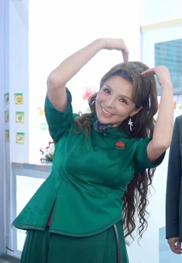 最近朱迅在录制节目的时候穿了一身古典风格的服饰，看起来格外的显年轻。

朱迅上身