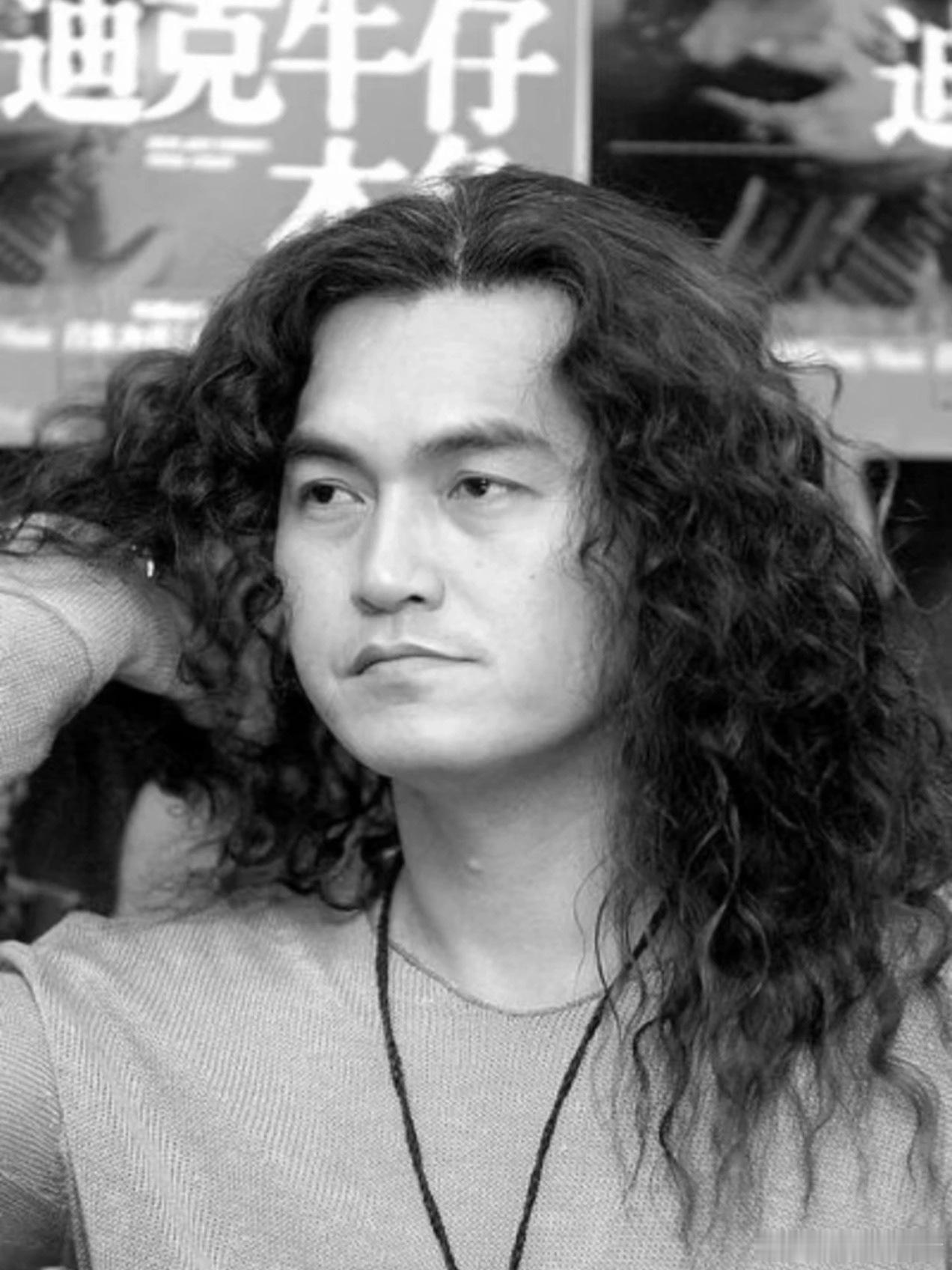 熬了一天，烫出来的造型有如迪克牛仔。不说一模一样吧，也是毫无二致。请慎重尝试港风