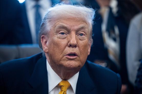 特朗普面对这 39 万亿的美债想出一个好办法，钱自己是还不上了，但是自己可以把这