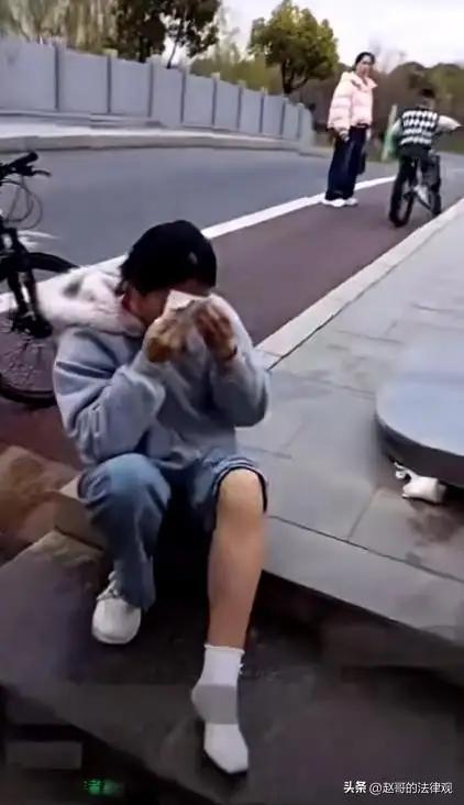 公园惊魂记：石栏“碰瓷”女孩，健康岂容“豆腐渣”试探

今儿咱们单说一桩发生在南