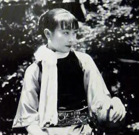 1942年，胡蝶被戴笠霸占。当时，胡蝶哭喊着地说：“戴笠，你占了我的身子，却得不