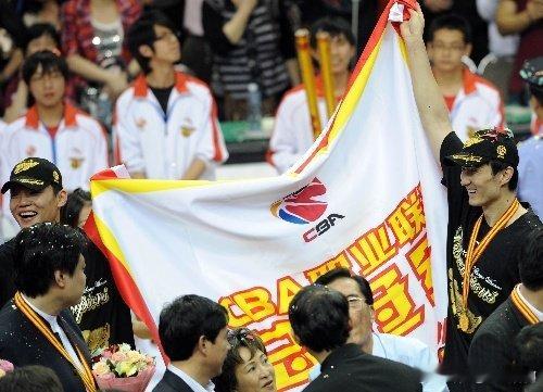 广东队的被动由何而生呢？本赛季常规赛广东队三分球命中率只有33%，这是他们最近2