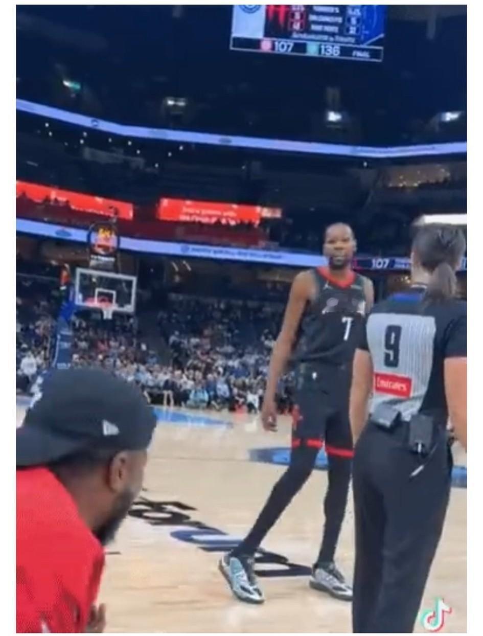 杜兰特不嫌事大，昨天火箭客场对阵灰熊，杜兰特对莫兰特爸爸说：“你的儿子不想待在这