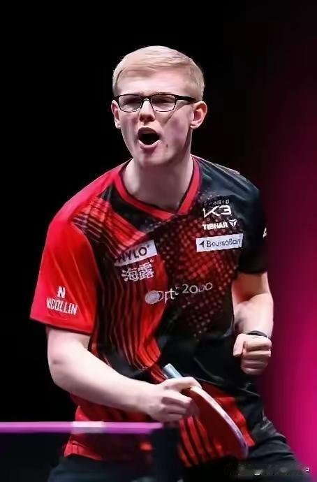 昨晚多哈站男单比赛爆出冷门，刚满十九岁的法国选手费利克斯·勒布伦，用十一比一和两