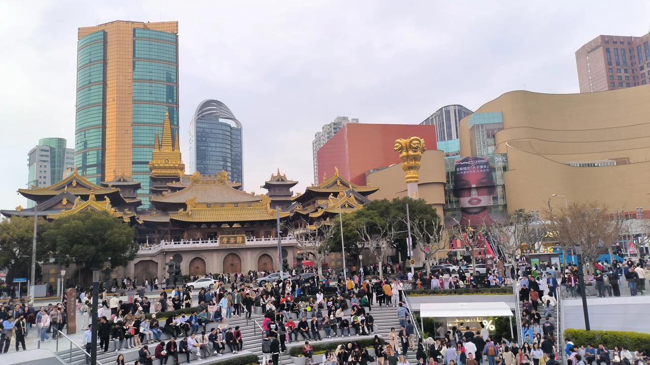 静安寺商圈因为苹果店的召开再一次大火起来