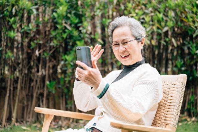 提醒老年人：过了65岁，宁愿天天玩手机，也不要随便做这6件事！