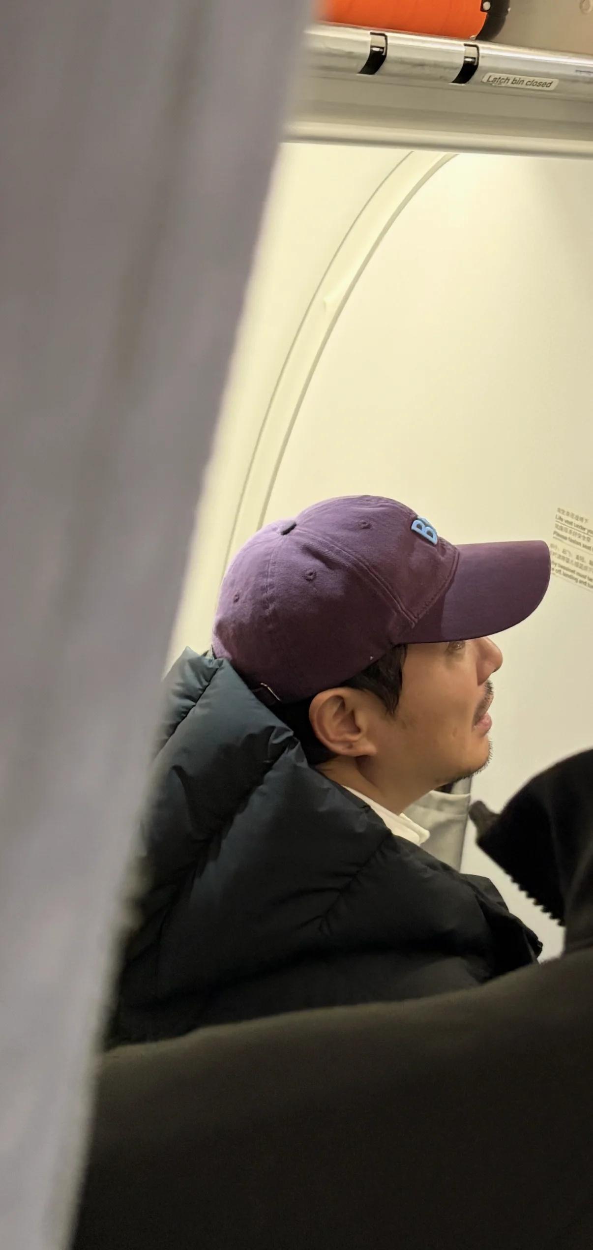 沈腾和尹正就挤在你后三排的经济舱里，直线距离不到一米。
刚才空姐送水过去，听见他