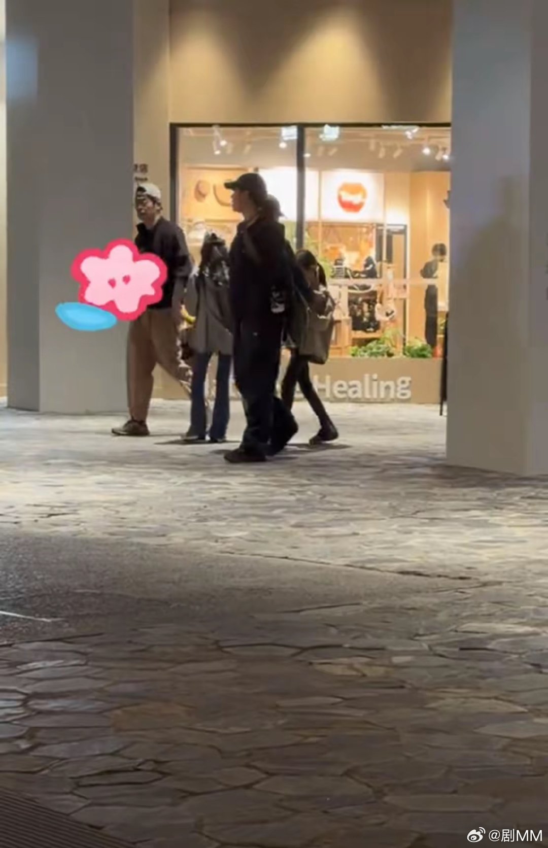 朱亚文一家四口逛乐高乐园朱亚文两个女儿身高 朱亚文一家四口逛乐高乐园，两个女儿身