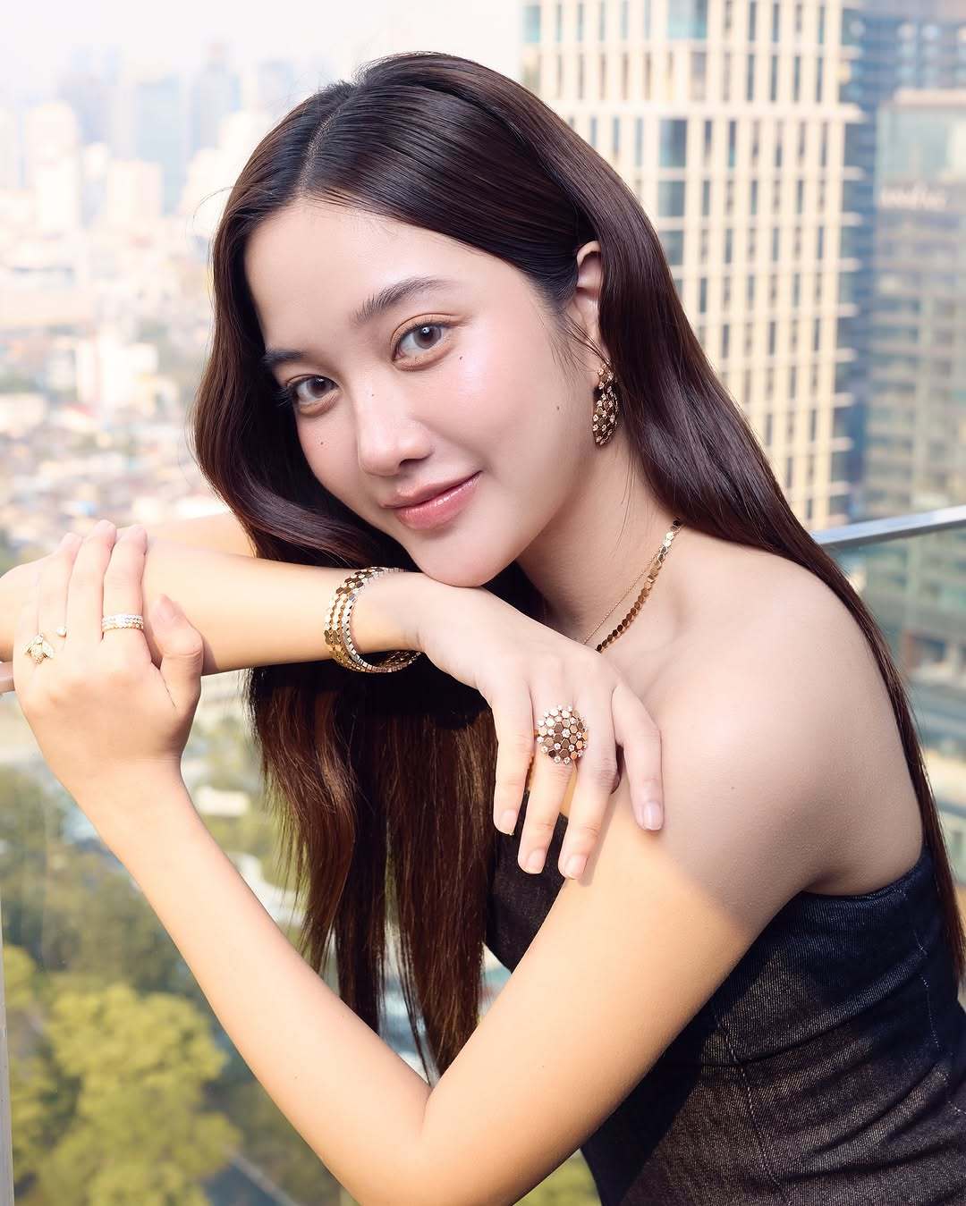 Freen 新造型大片，佩戴Chaumet尚美巴黎珠宝，高贵典雅，夺目耀眼。 ​