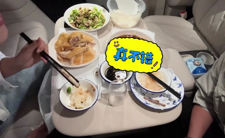 在小米澎程车里吃饭真香