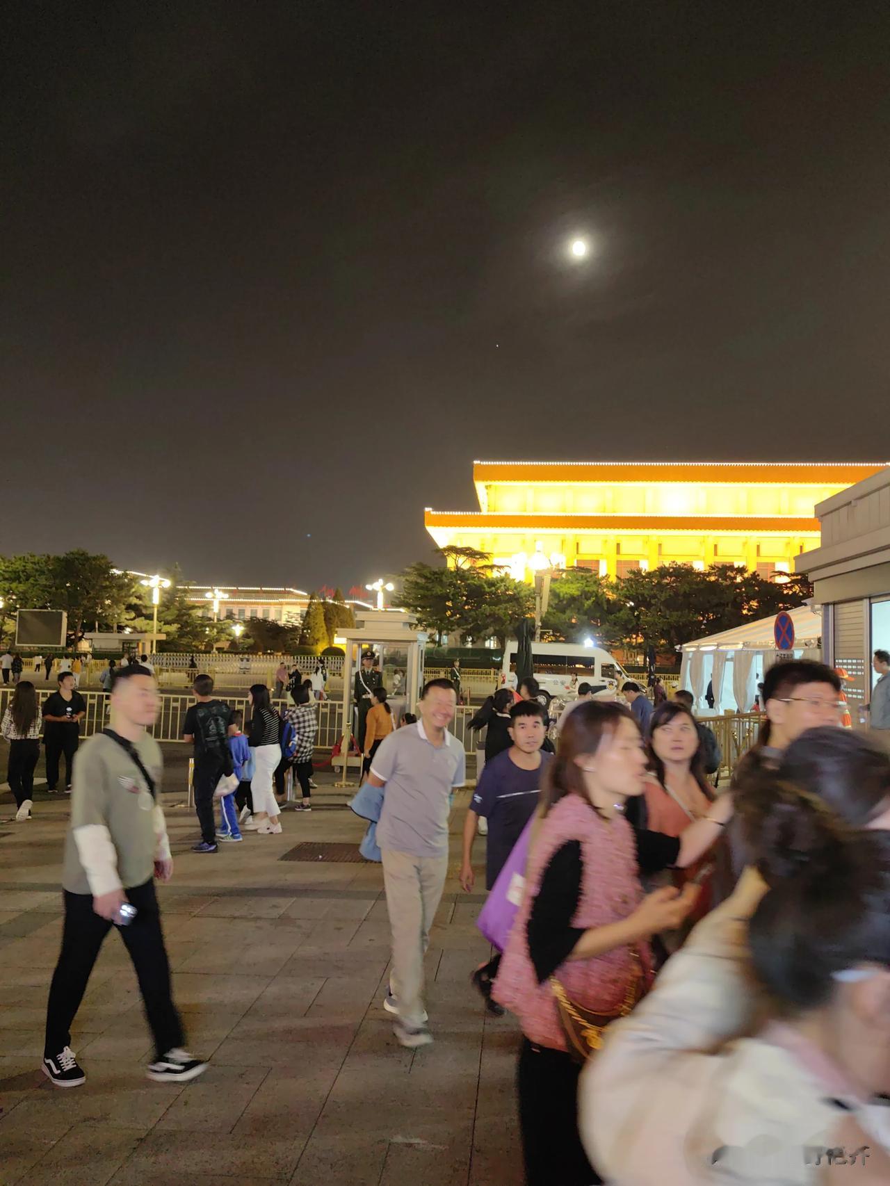 #小长假就要这样玩# 10月1日的夜晚，北京天安门广场现场直拍。与您共享国庆节。