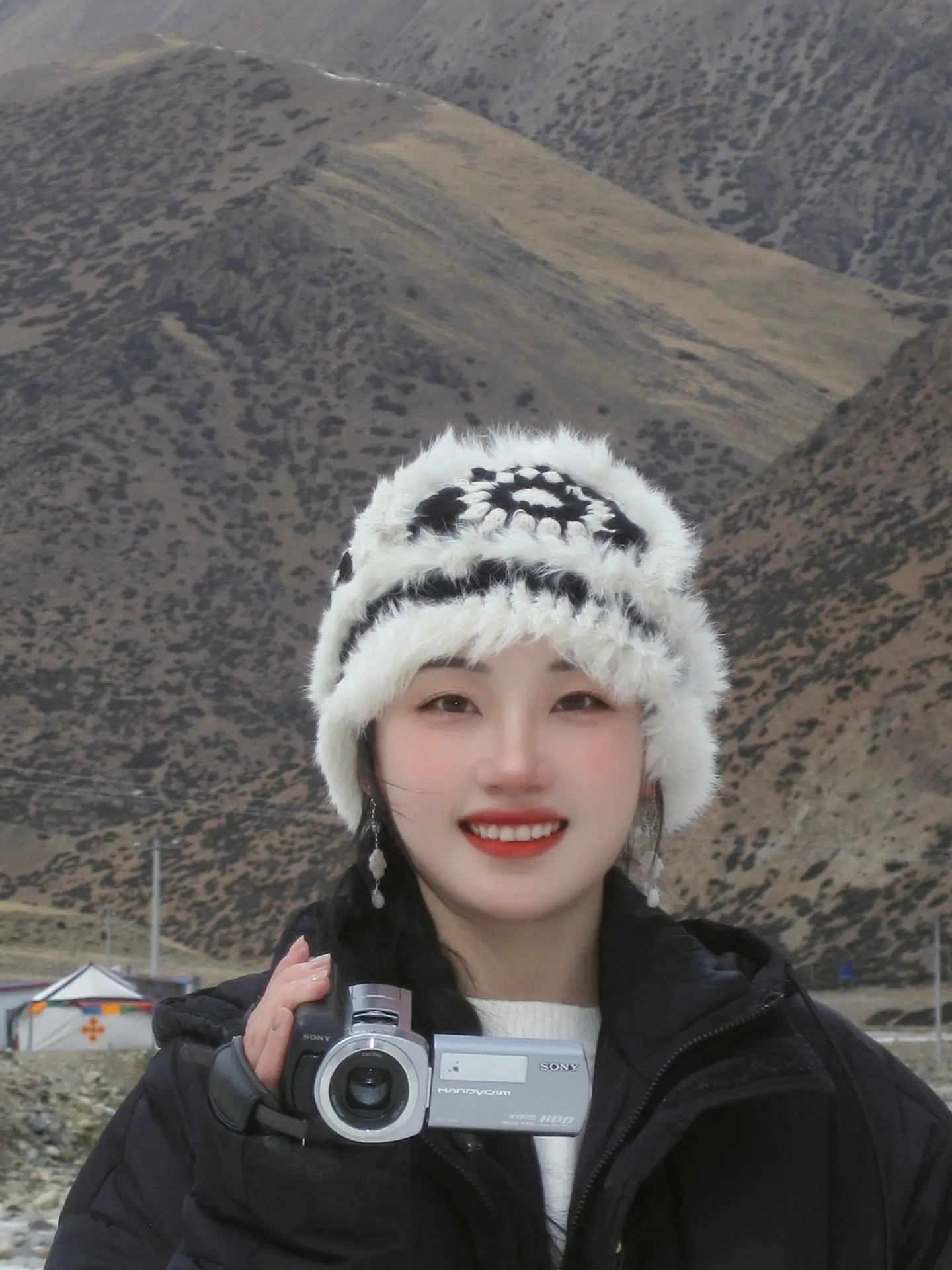 妈耶，人生是矿工⚒️。春天的时候和朋友去了西藏，不由得感叹大自然的鬼斧神工，每一处风景都拥有着让人忍不住臣服的美丽和力量！当置身于旷野之间的时候，会有一种“人生天地间，忽如远行客”的感觉，耿耿于怀的事情好像也只是小事一桩了。
（当然我不会再去了，虽然风景绝美，但是高反每天都在吸氧真的很难受🥲