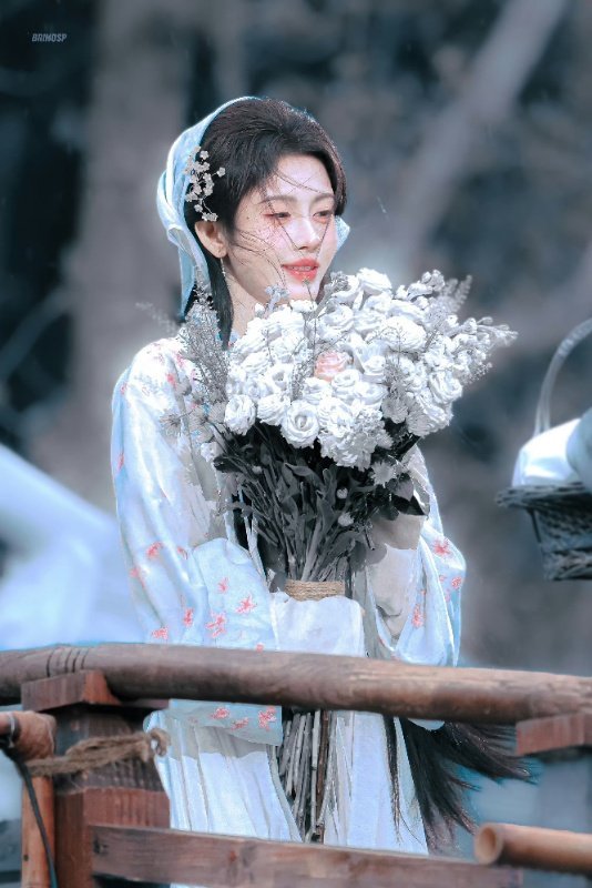 鞠婧祎捧花头像鞠婧祎捧花长裙被鞠婧祎捧花造型狠狠惊艳！温柔系长发搭配精致花束，一