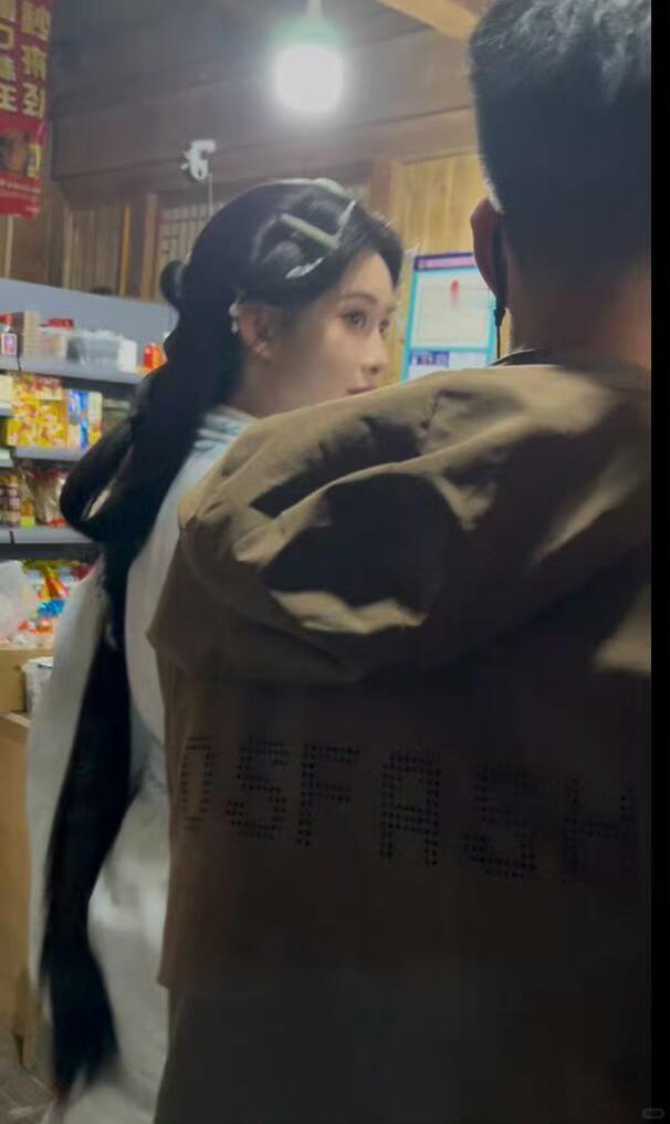 孟子义在小卖部买零食被网友偶遇，这个小女孩还是一如既往爱吃零食偶遇孟子义买零食网