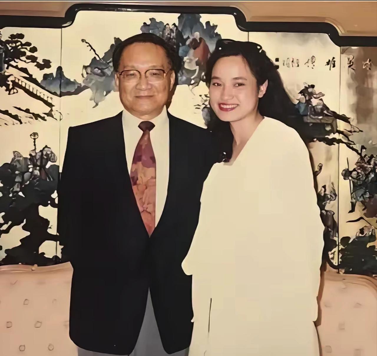 1976年，金庸随手给女服务员10元小费，竟意外改变了自己的人生轨迹！

197