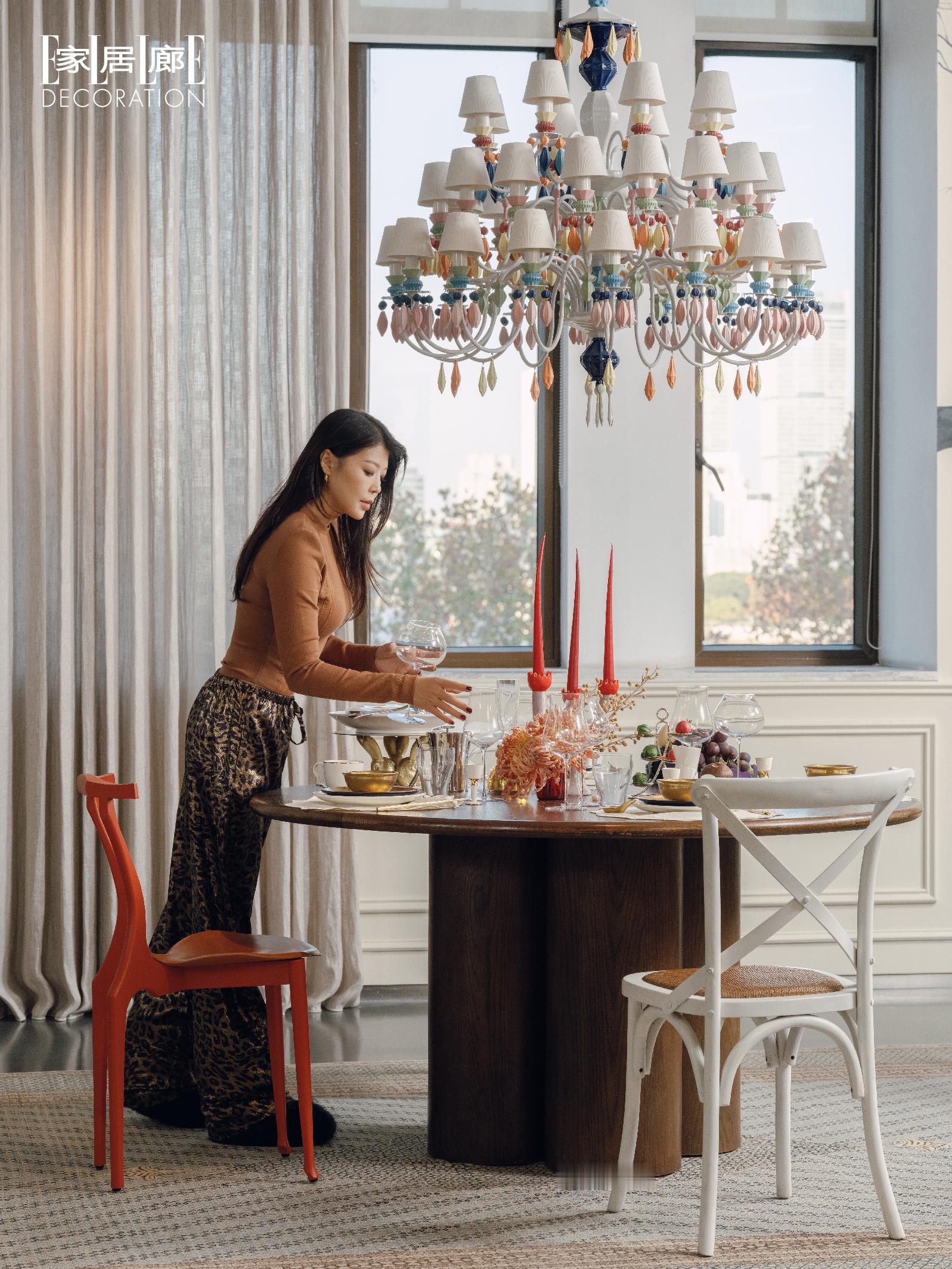 我们把餐桌搬到外滩，办了一场丛林圣诞聚餐。食光，是食与时的双向奔赴。跨...