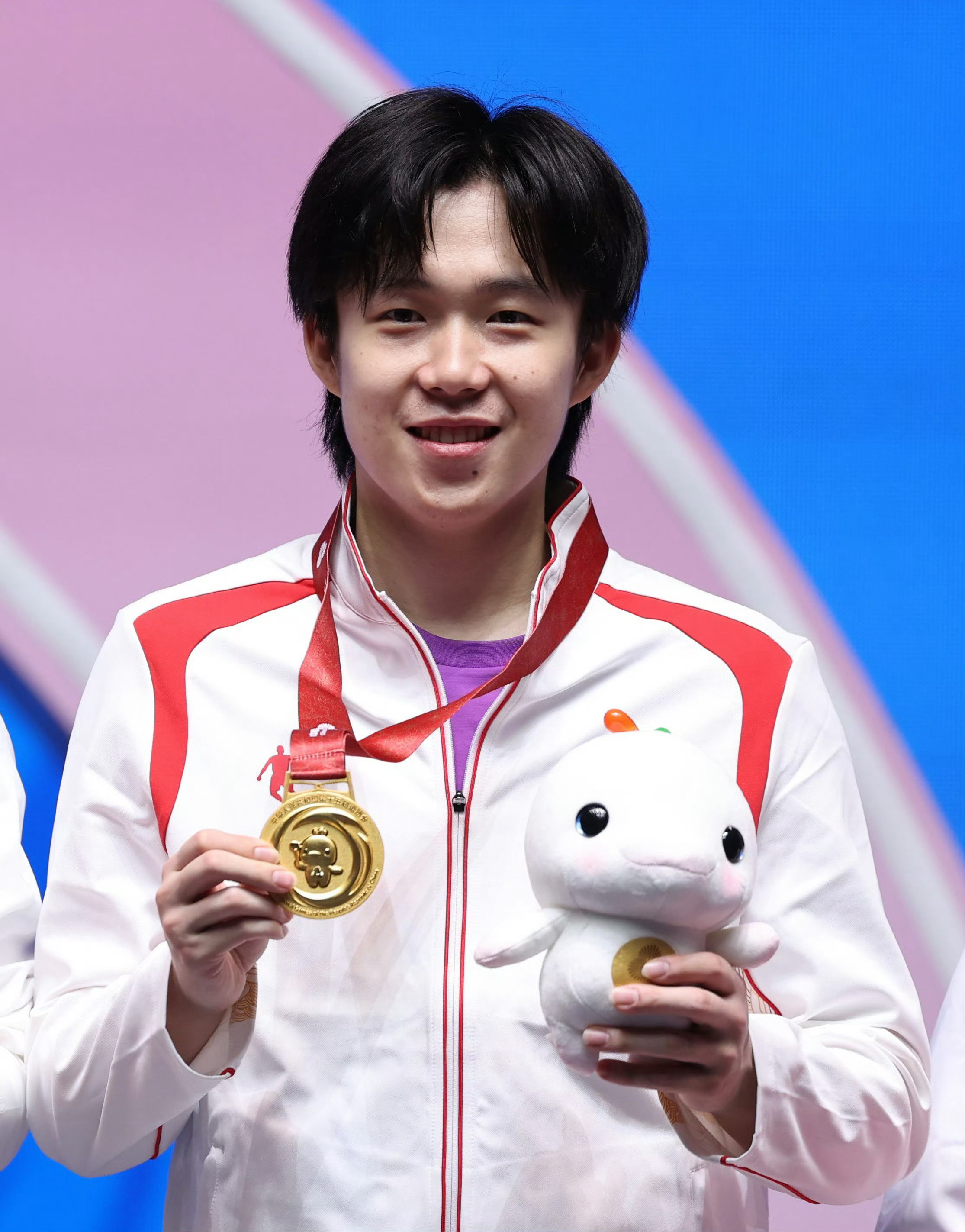 世界不会为胆怯者让路，但会为勇敢者重新洗牌。生命中最伟大的荣耀不在于从未跌倒，而