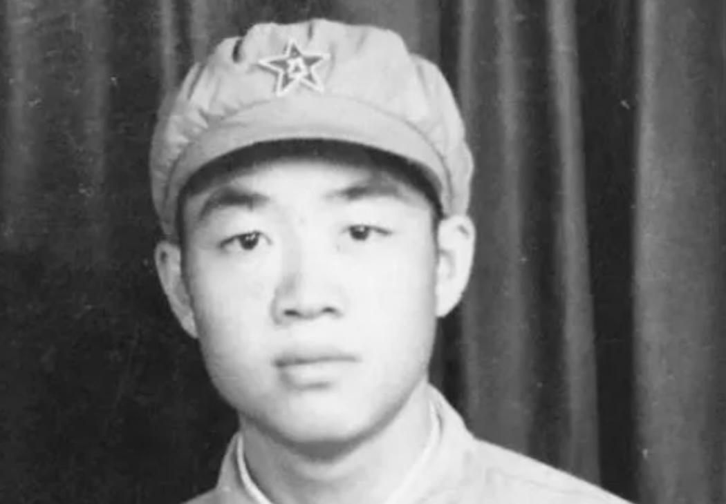 1951年，一个15岁新兵擦大炮，埋头看瞄准镜，谁料突然瞅见 对面山头绿影晃动。