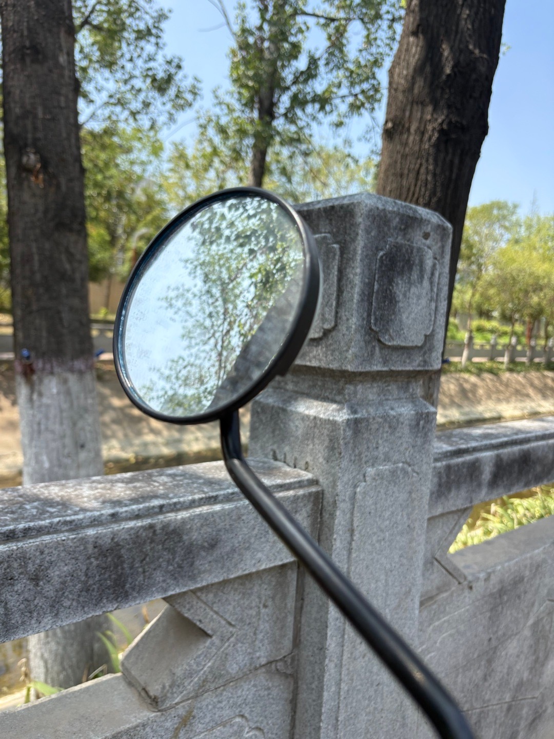 车上的镜子，你站圆还是站方？站方不合理吧？[达咩][达咩][达咩] ​​​