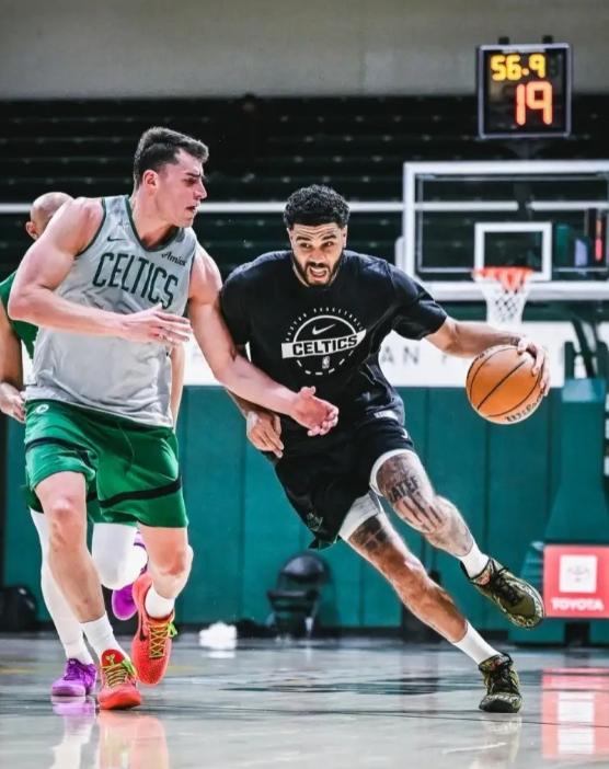 今天凯尔特人官方特意更新社媒，晒出了球队当家球星塔图姆的训练照，并写道：“又一个