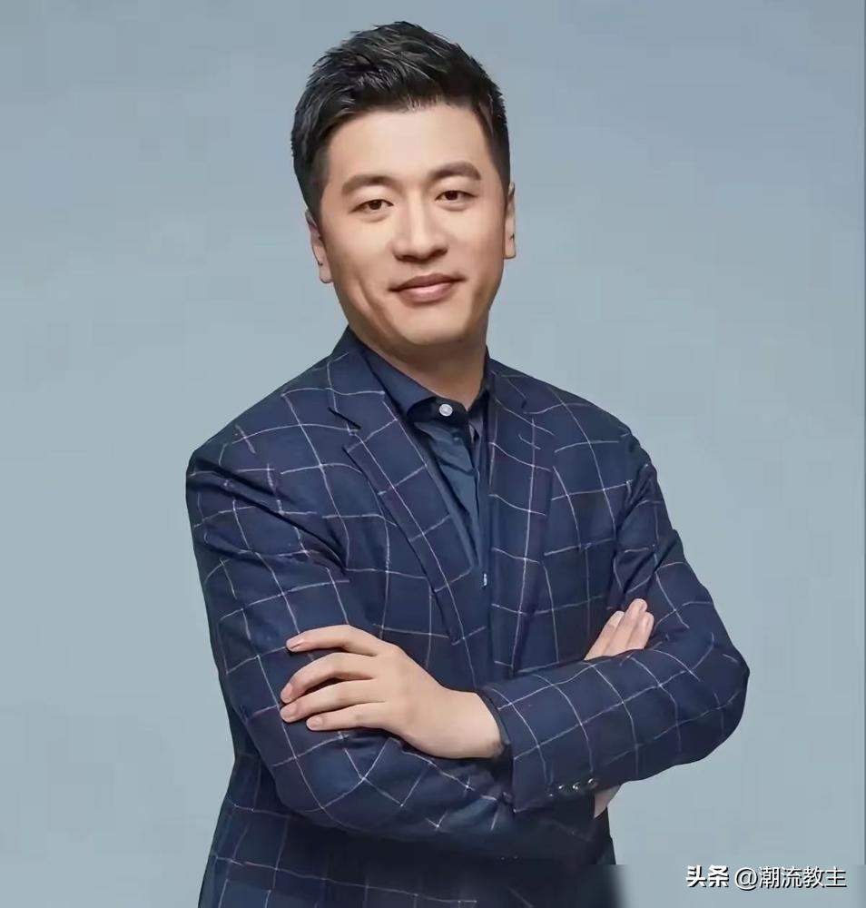 张雪峰三年前的“腾蛇入口”旧视频，突然被翻出来刷屏了。
就离谱，一个讲考研的，