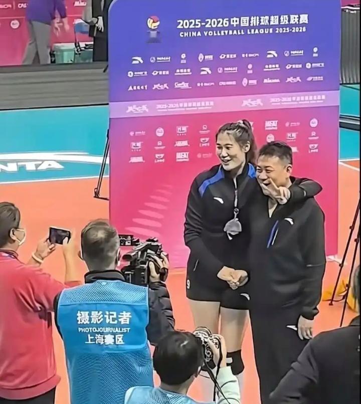 王云璐又上热搜，只因为对恩师蔡斌的深情一抱。
昨晚北京和上海的比赛充满着和谐与喜