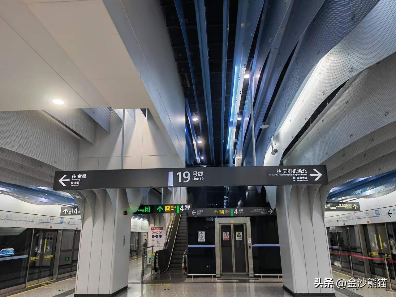 成都地铁开通了16条线，今天坐19号线，还有9、27、30号线没体验过。
图文原