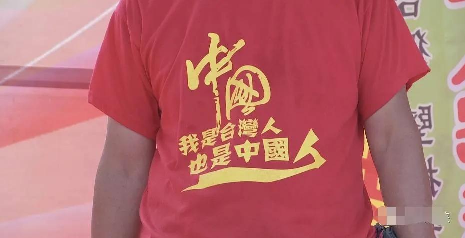 “香港01”发文写道：“台湾不应该纠缠作为台湾人或中国人的争论，统一与否与这个选