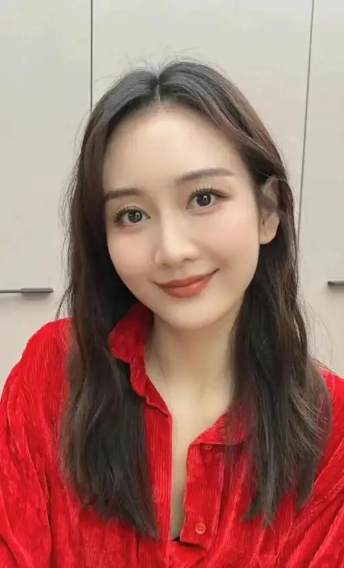 久未露面的王鸥突然登上热搜，引发无数关注。一张网友爆出的照片成了焦点，照片中被打
