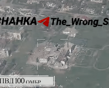 俄军降维轰炸！在康斯坦丁诺夫卡方向，俄军侦察无人机发现了乌军临时指挥，隐藏在几栋