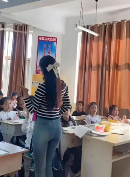 贵州，小学女老师上课时，看到一名男生3次趴在同桌女生的大腿上，女生虽然脸红红的，