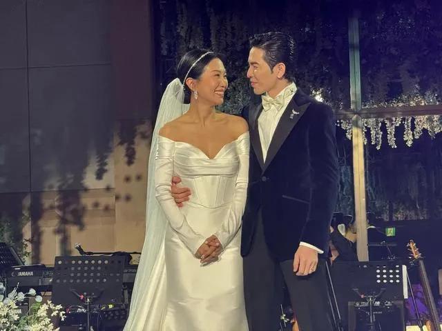 萧敬腾的父亲真的在婚礼现场催生了，很多网友认为这样会让林有慧有很大的压力，不过这