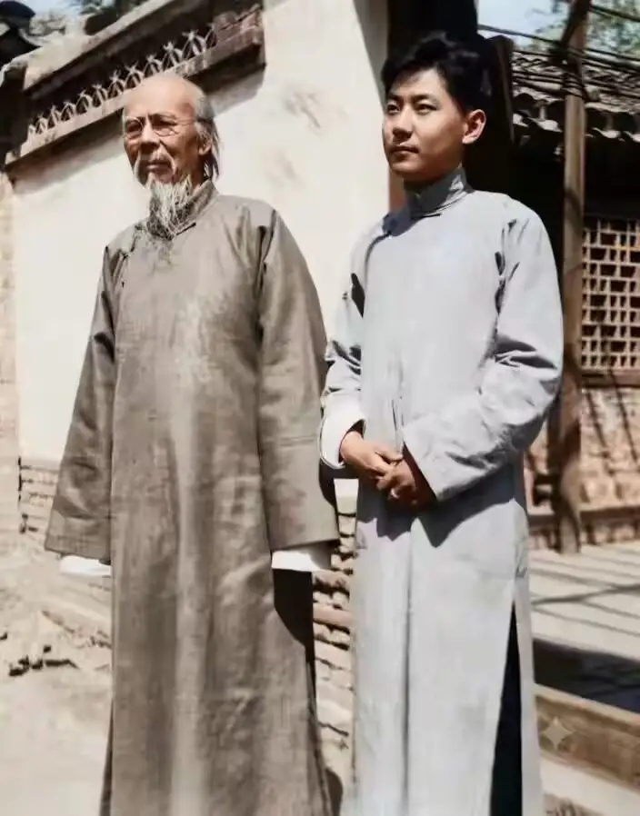 1936年，国画大师齐白石与入室弟子娄师白在北京寓所内院二门前留下了一张罕见合影
