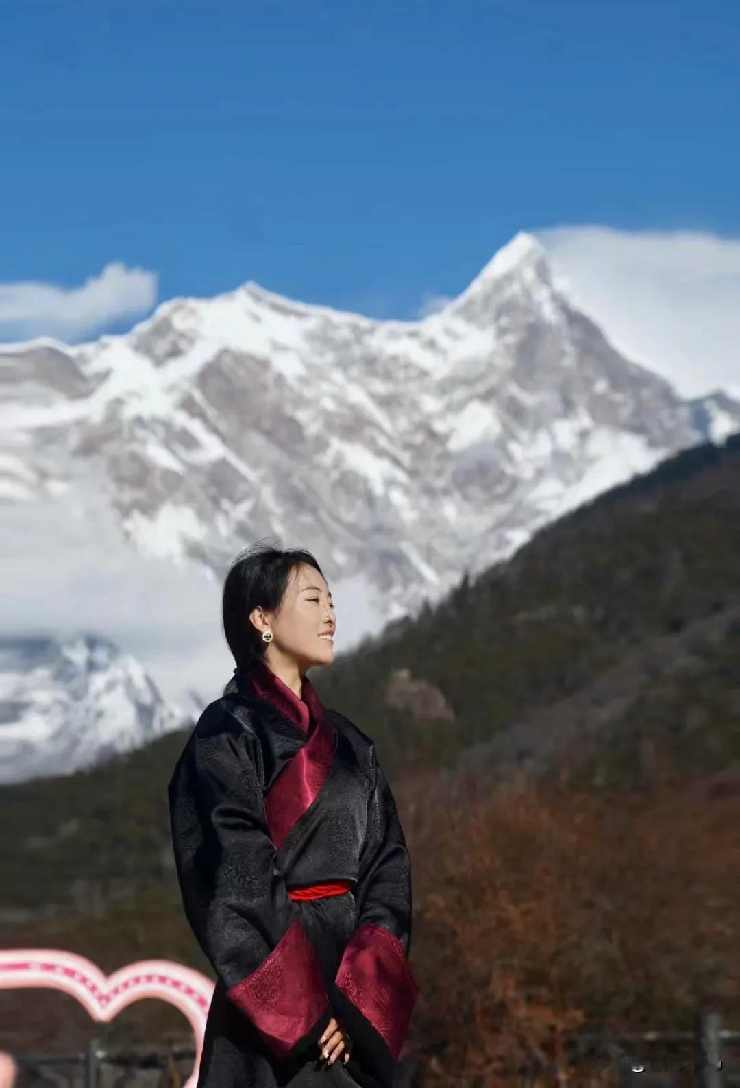 西藏姑娘的愿望是走遍全国，看看各地的大好河山，品尝琳琅满目的特色美食，和有趣的人