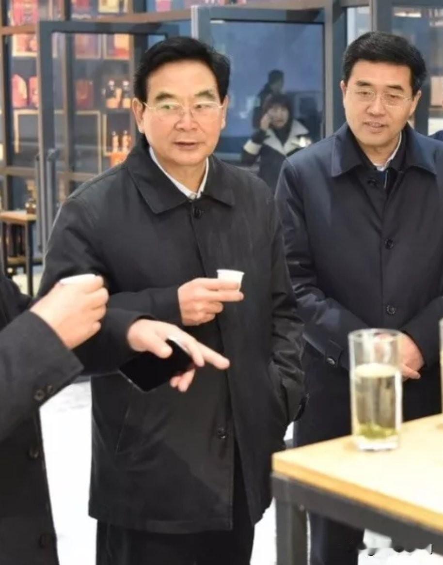 人走了，还回去看看。搁普通人身上，也就是串个门。搁一个当过市委书记的人身上，你得