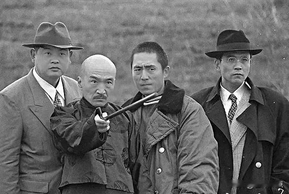 1994年，张艺谋和他导演的一部电影中的三位男演员合影。
这三位男演员在当年红的