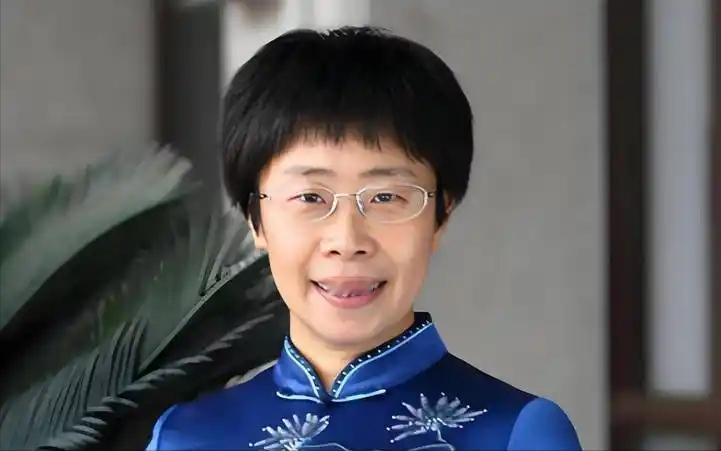 北大才女蒙曼50岁至今未婚，朱迅问她：“你最想嫁给谁？”谁曾想，她脱口而出说的一