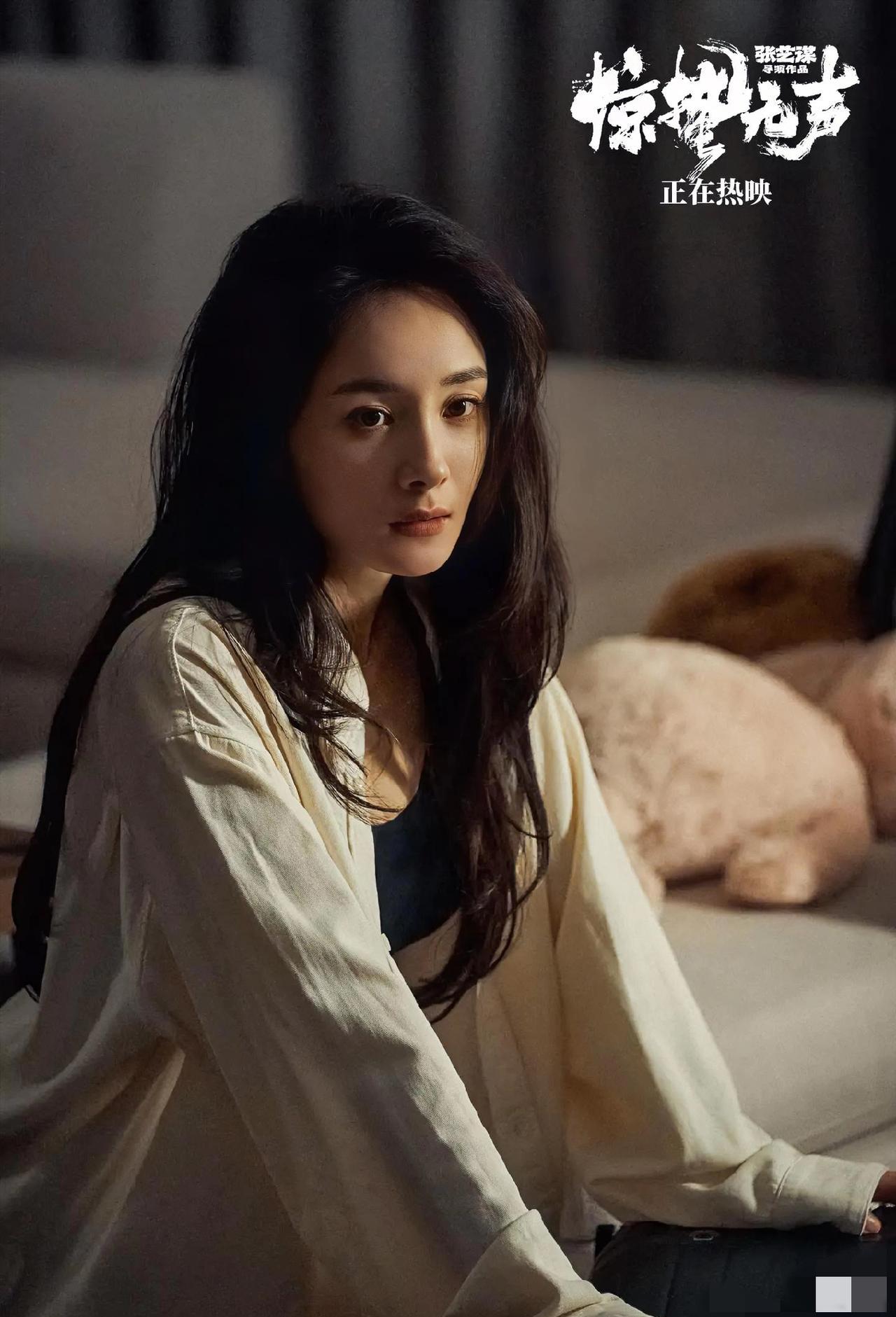 杨幂一个眼神，让你脊椎窜上寒意。
原以为她是花瓶，结果她成了整部电影的毒药。
剧