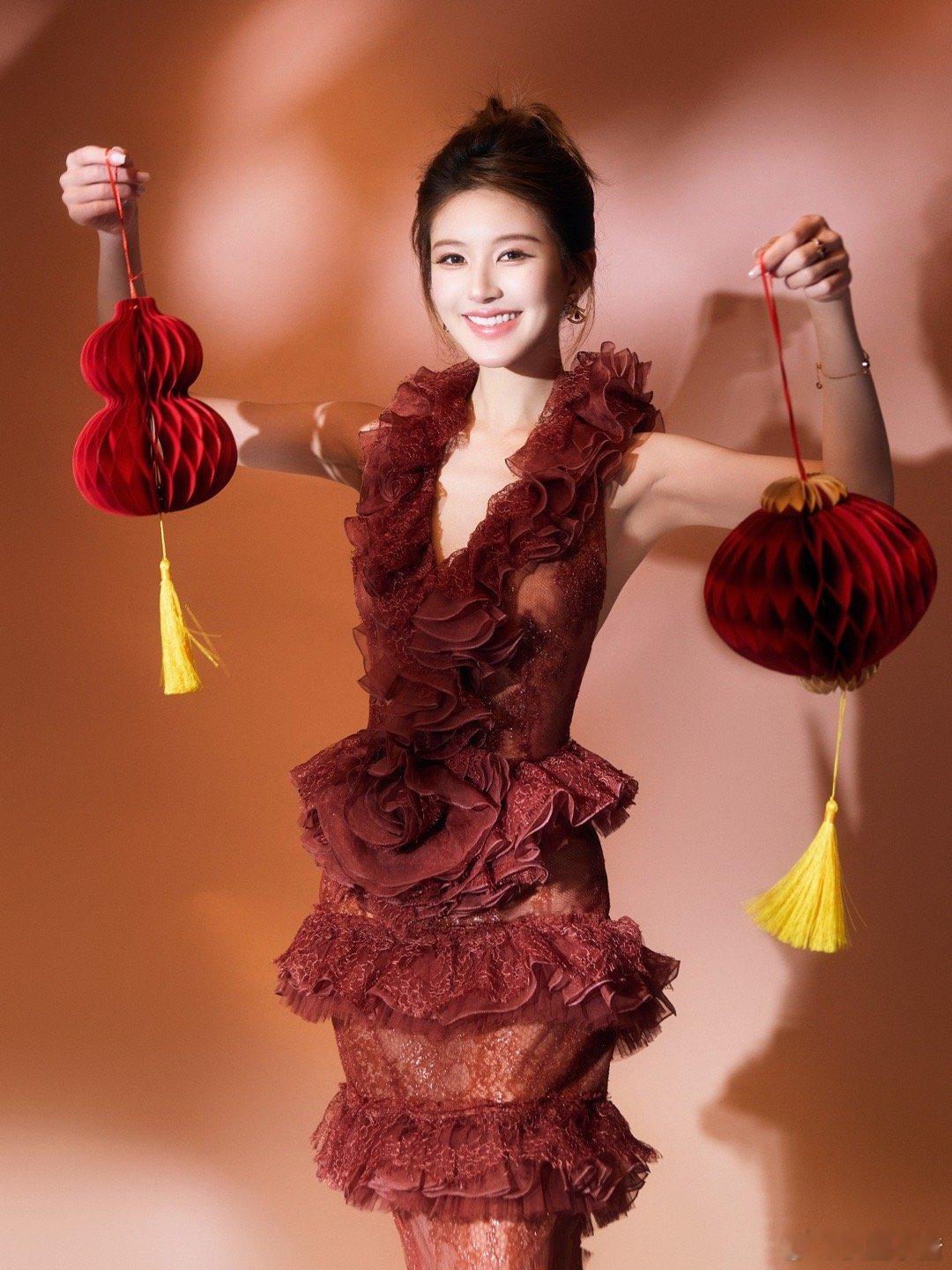 赵露思大年初一营业照～露思新年快乐，万事顺意！