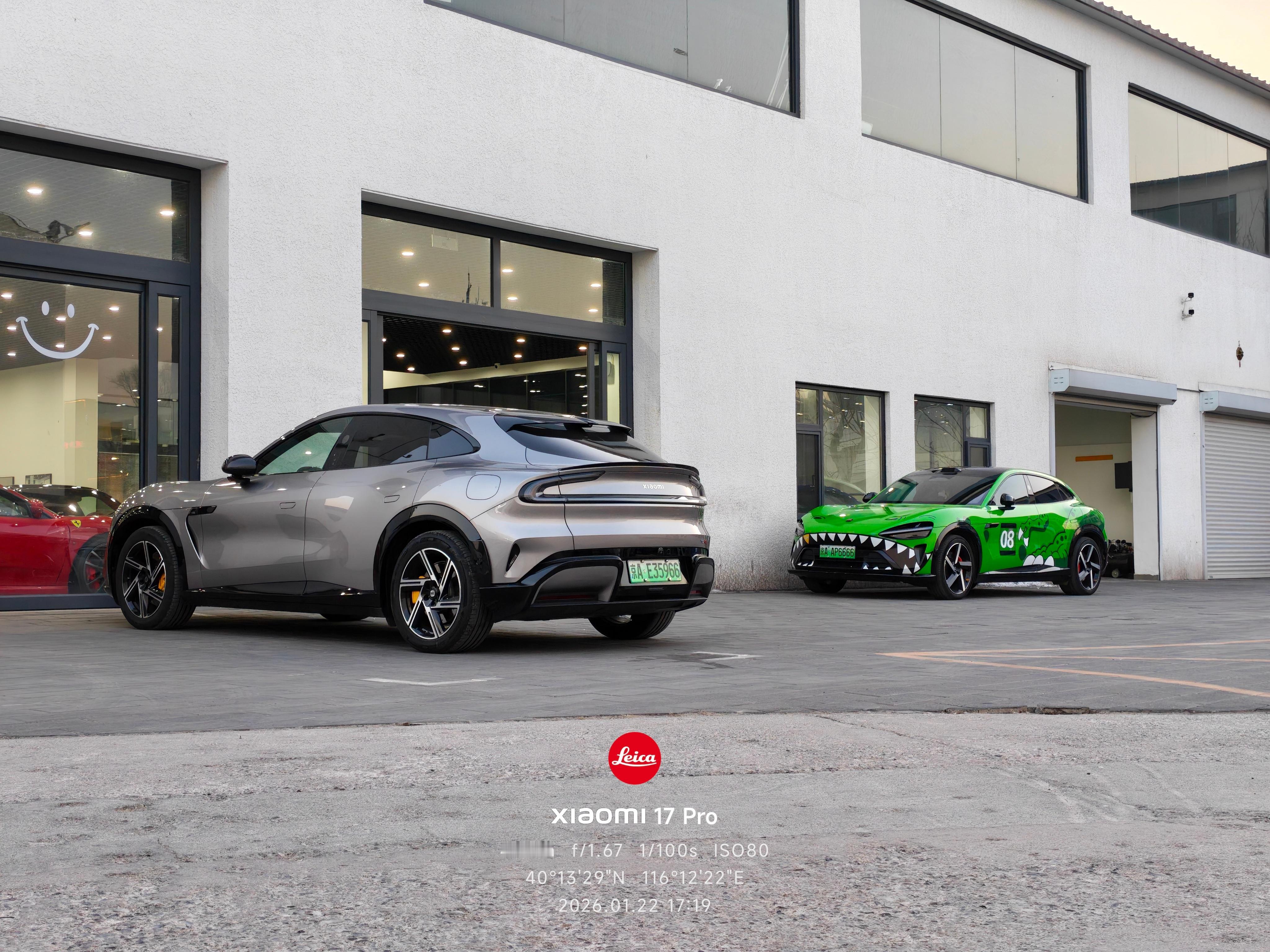 随手拍几张 小米YU7小恐龙涂装 还有一台原色钛金属 两种风格 你喜欢那个 我与