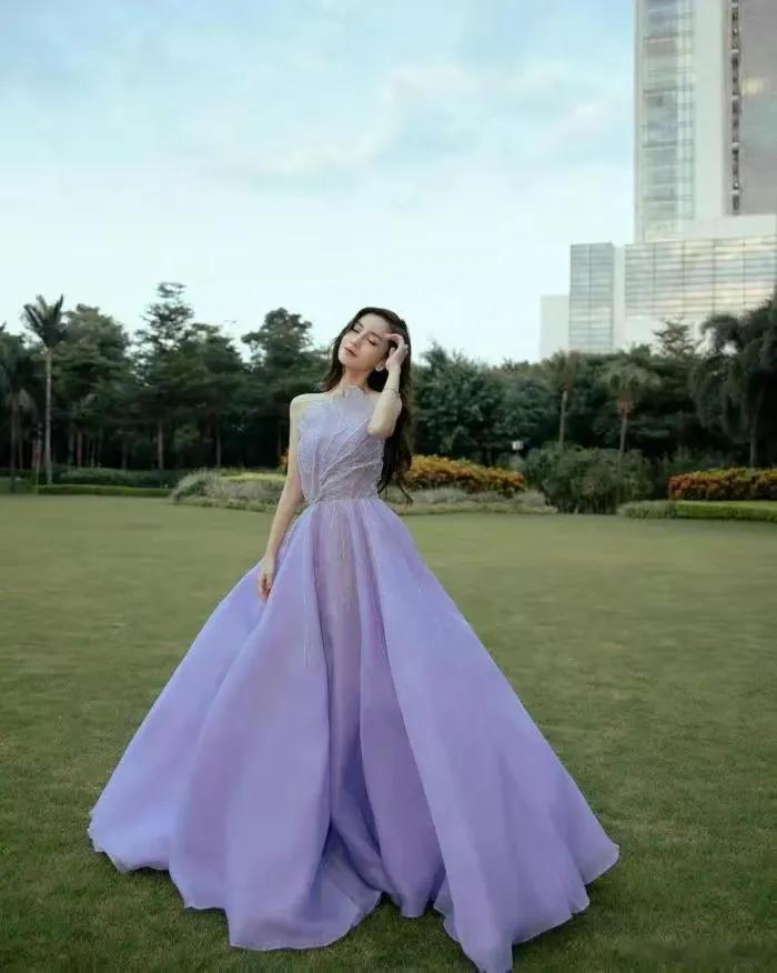 杨颖摆拍造型真是太惊艳了，一袭浅紫色蓬蓬裙亮相，长发及腰，展显凹凸有致的身材！

