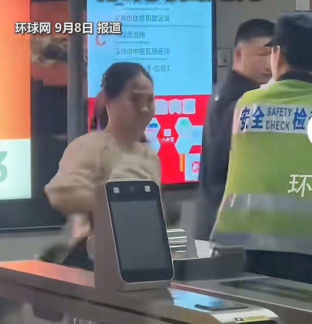 谁家的小仙女这么猛！

 是个正常人都知道，乘坐地铁就必须得安检。可偏偏就有人不