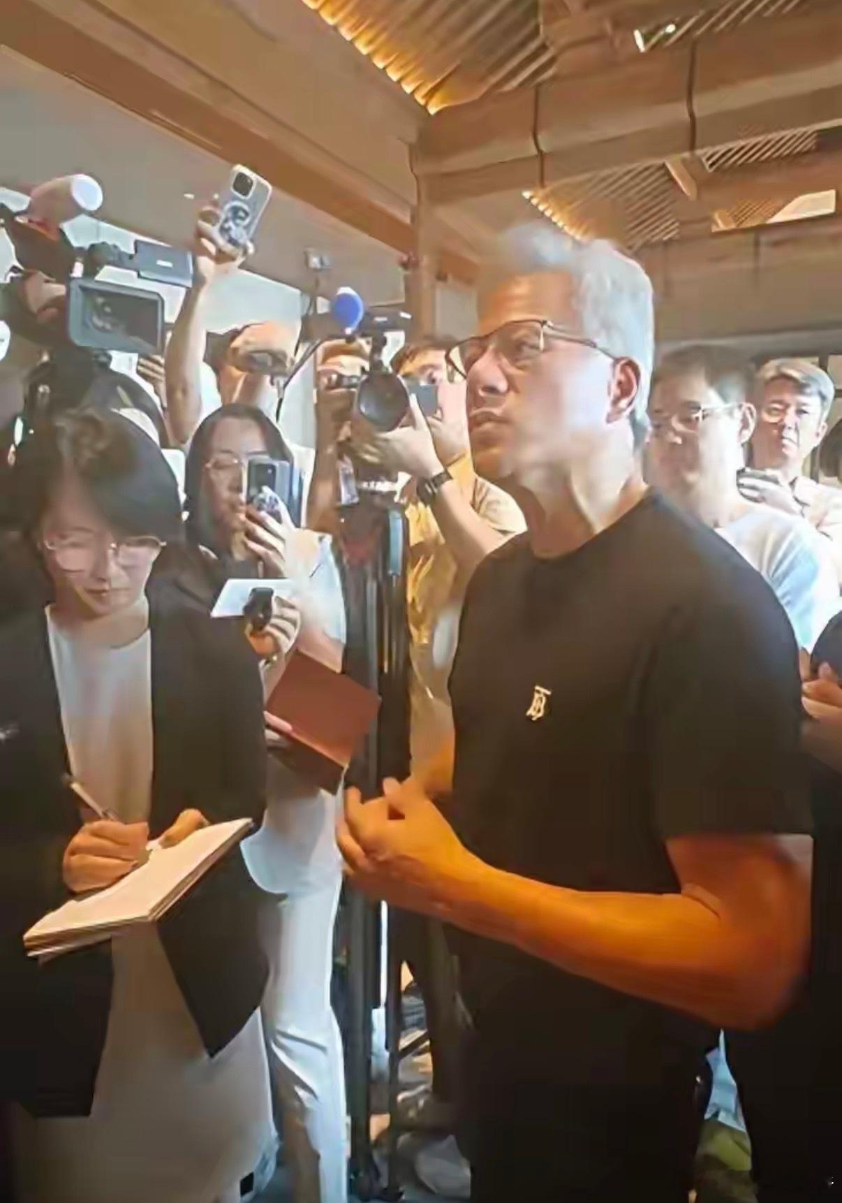 英伟达CEO黄仁勋：华为与中国制造的崛起不可忽视！近日，英伟达创始人兼CEO黄仁