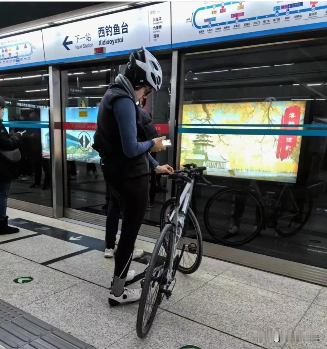 上周刚入职没两天的小伙来到我们办公室，找负责社保的HR问他能不能不交社保？还现场