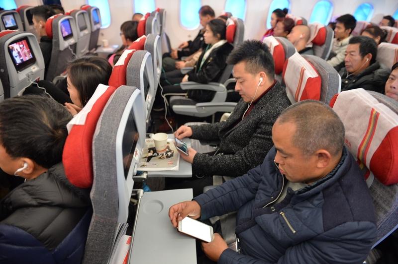 中日航线减少对航空业影响可不小。对航空公司来说，收入直接缩水。比如春秋航空，原本