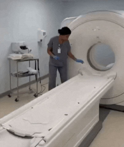 女子给电磁共振机搞卫生，身上物件瞬间被吸进机里，挺可怕的。可见磁共振机的电磁力有