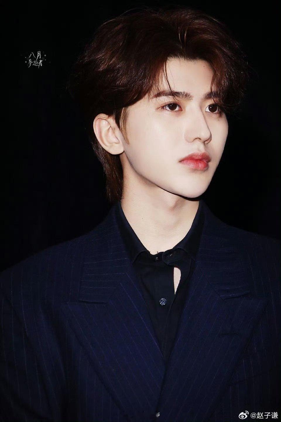 蔡徐坤撕漫男的含金量还在上升 从曼谷红毯的银灰狼尾西装，到澳门Waterbomb