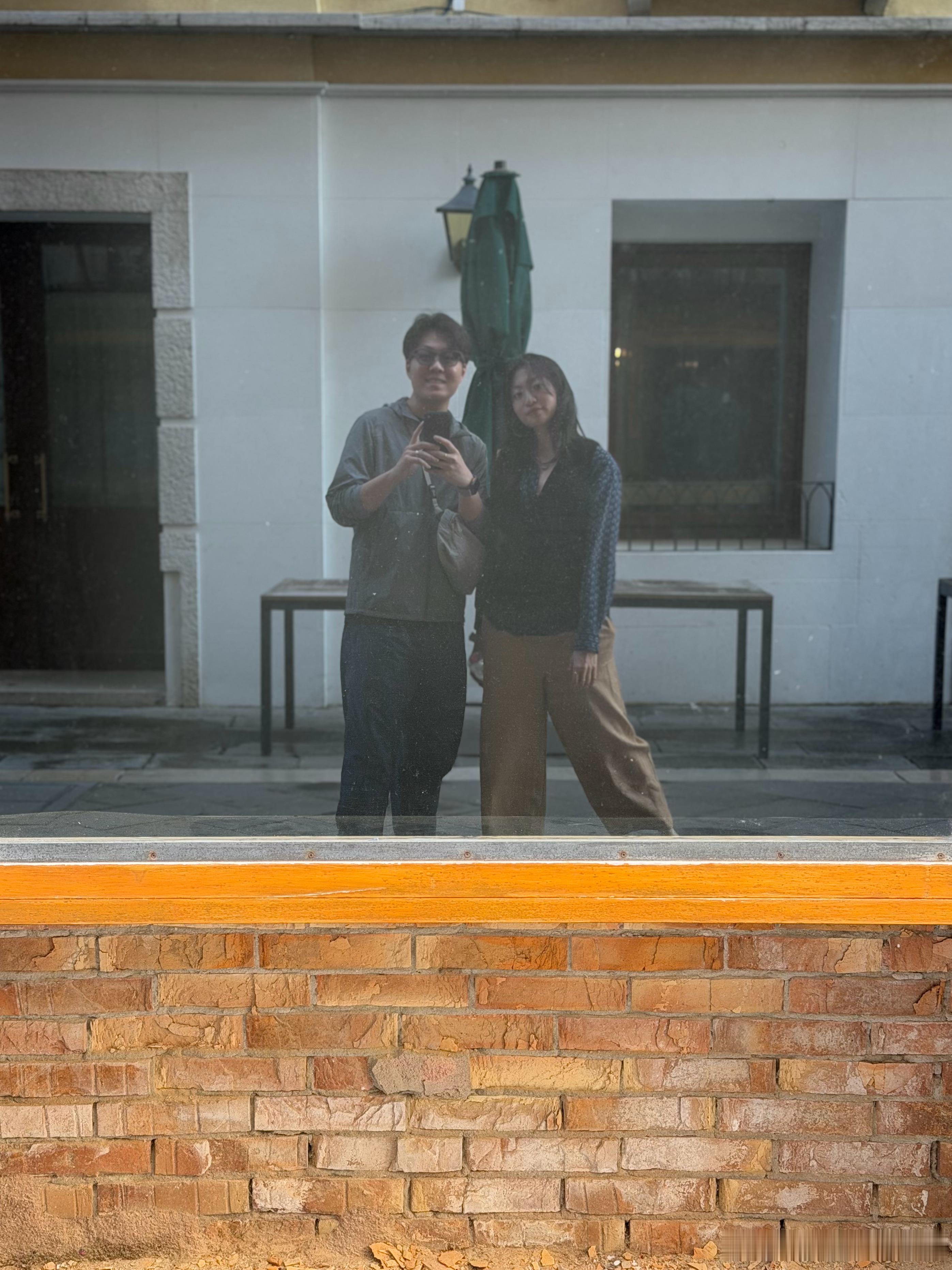 理想Livis最近快焊脸上了，变色镜片用起来确实灵活。女网友就比较惨了，墨镜来的