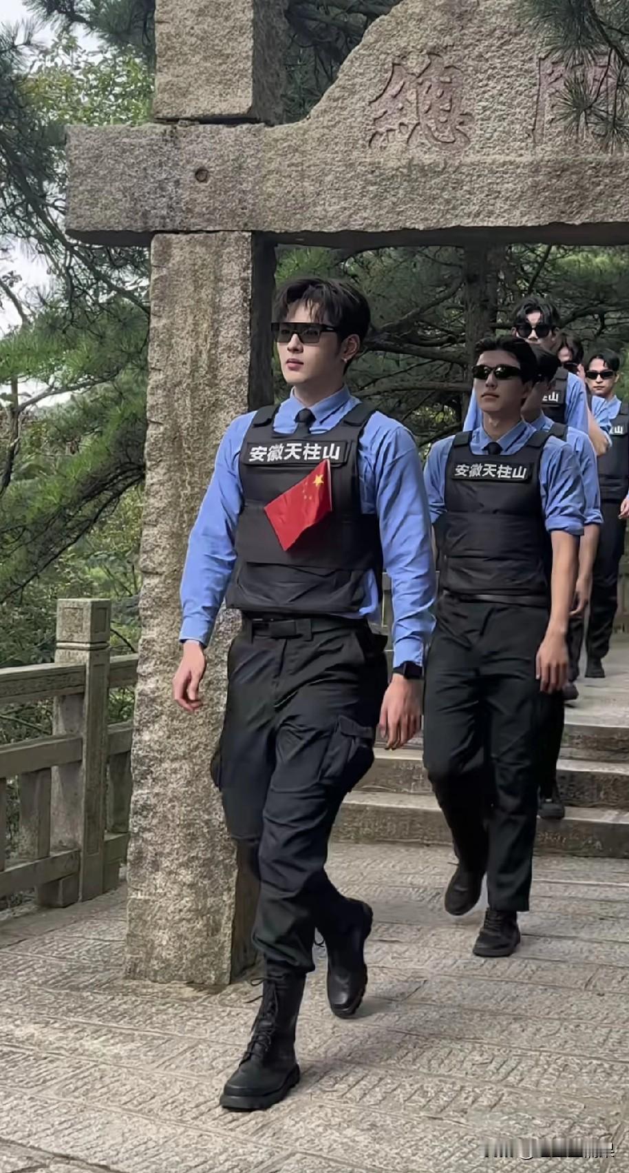 现在景区为了增加人气，也是拼了，直接安排帅气的小哥哥来保障景区的安全，吸引了很多