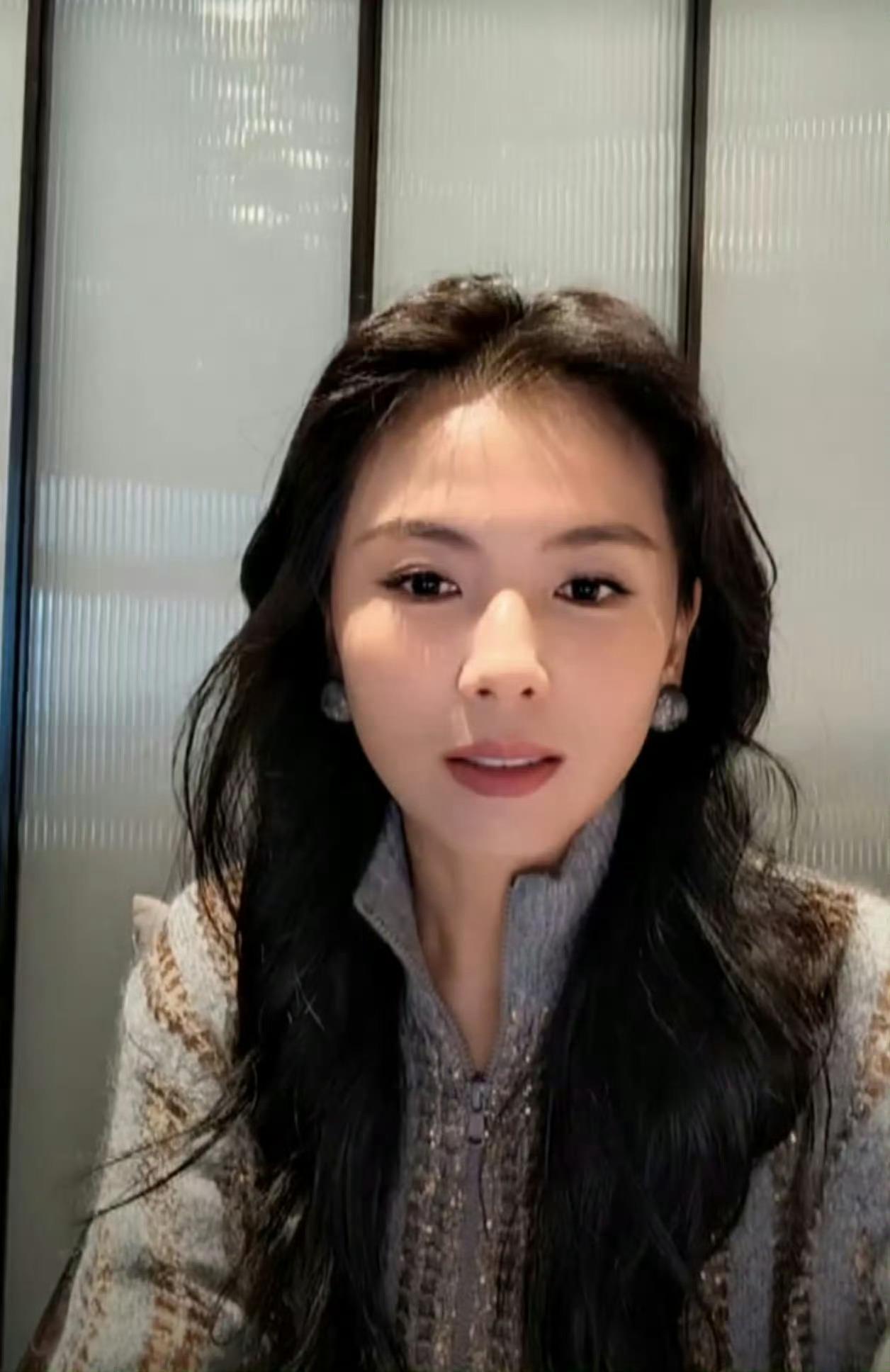 刘涛是真爱这个BC耳钉了 ​​​